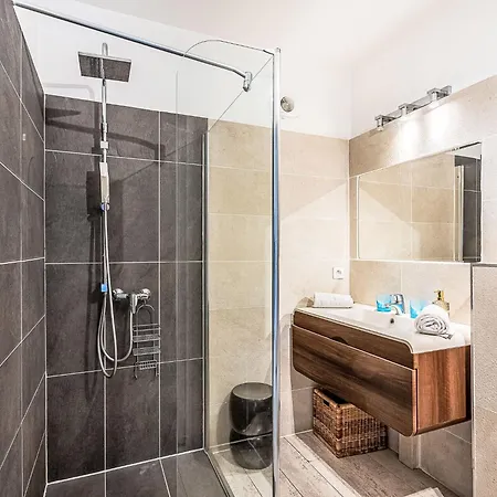 Du Port By Interhome * سان تروبيه